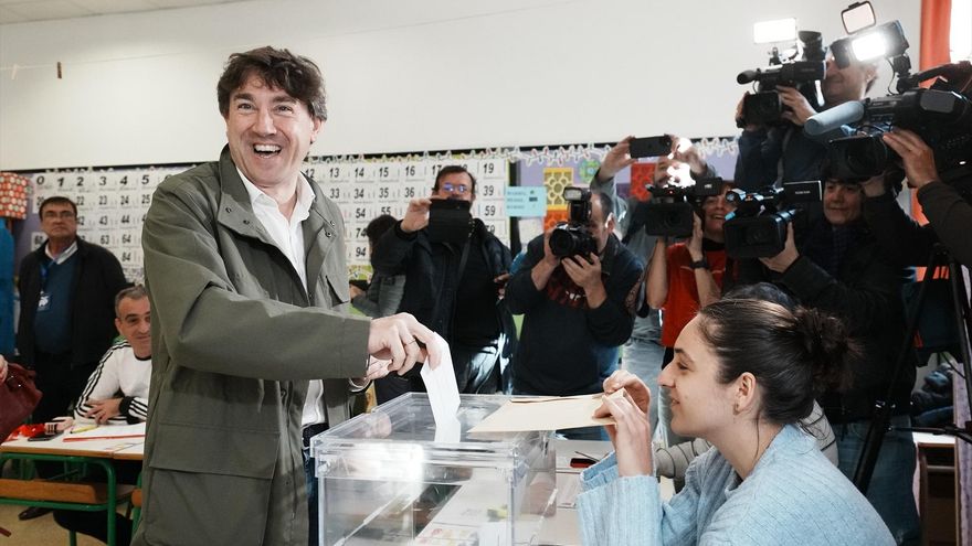 El candidato del PSE-EE a lehendakari, Eneko Andueza, votando.