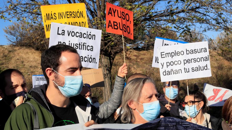 Un centenar de personas protesta frente al Zendal durante su inauguración