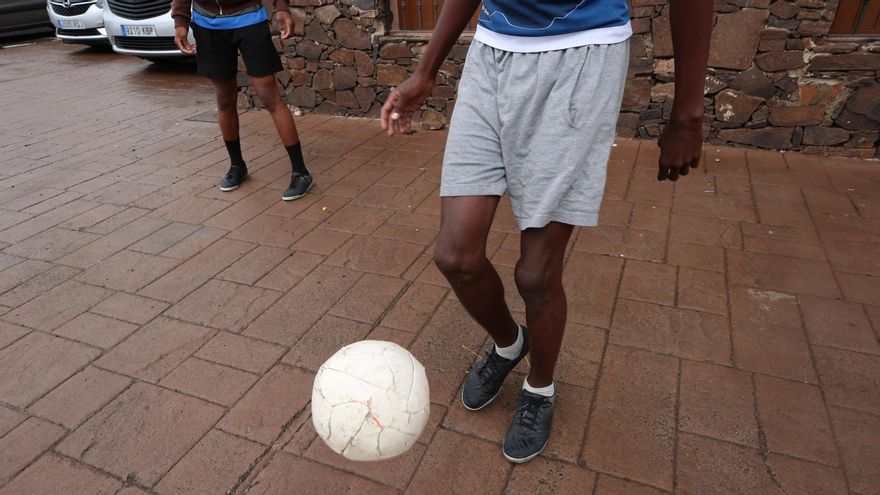 Un menor juega al fútbol en un albergue para menores no acompañados de Gran Canaria