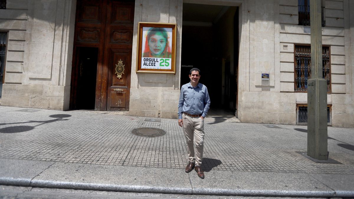 Toni Francès, davant de l'Ajuntament d'Alcoi.
