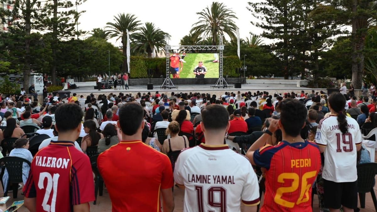 Mil personas disfrutan desde la plaza de Don Benito, en Schamann, de la victoria de España contra Bélgica