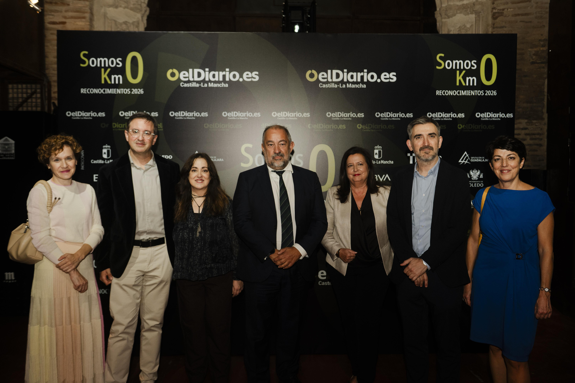 En el centro, el rector de la Universidad de Castilla-La Mancha (UCLM), Julián Garde; junto a su equipo