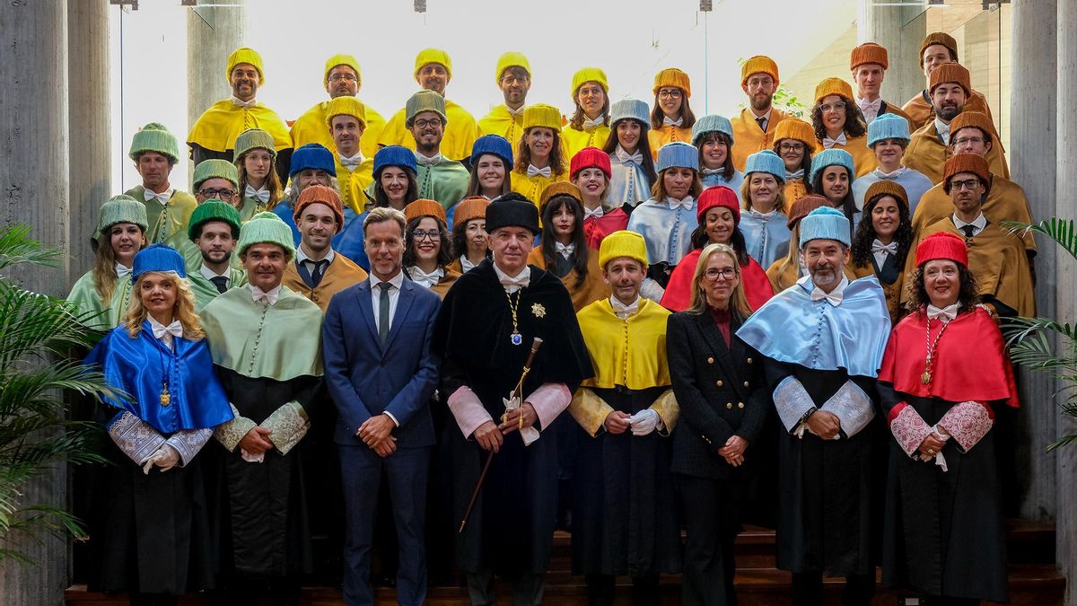 La ULPGC inviste a 69 nuevos doctores y entrega siete premios extraordinarios