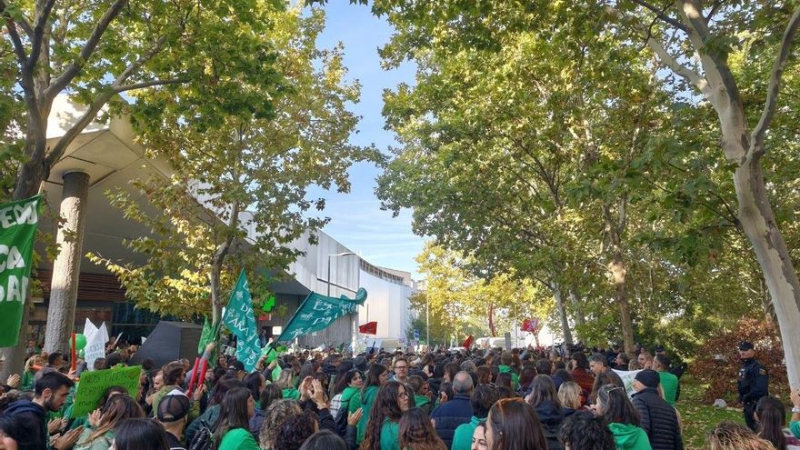 Protestas de docentes a las puertas de la Asamblea de Madrid cortan la calle y piden la dimisión de la consejera de Educación