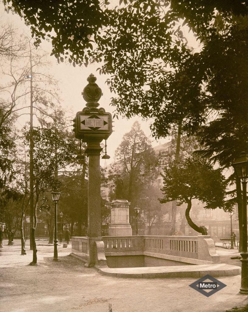 Una de las farolas históricas de Metro de Madid, que estaba situada en la estación de Progreso (actual Tirso de Molina)