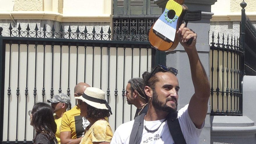 Miles de manifestantes vuelven a las calles por un nuevo modelo turístico en Canarias y para poner límites a la destrucción del territorio