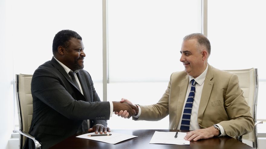 El consejero de Medio Ambiente, Roberto Media, y el director de Combustibles Renovables y Economía Circular de Repsol, Tomás Malango