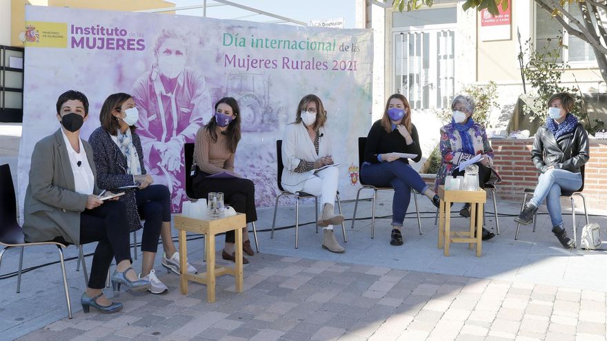 La directora del Instituto de las Mujeres, Toni Morillas (1i); la ministra de Igualdad, Irene Montero (3i), y la secretaria de Estado de Igualdad y Contra la Violencia de Género, Ángela Rodríguez (3d).