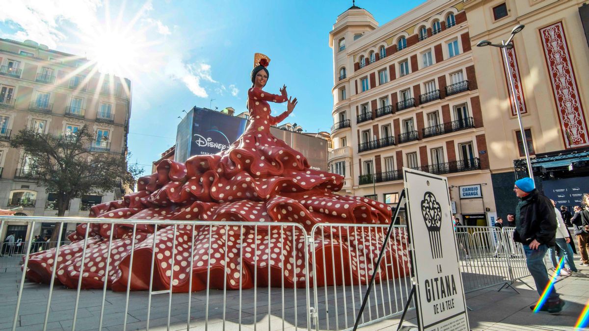 Escultura gigante de una flamenca en Callao durante una campaña publicitaria