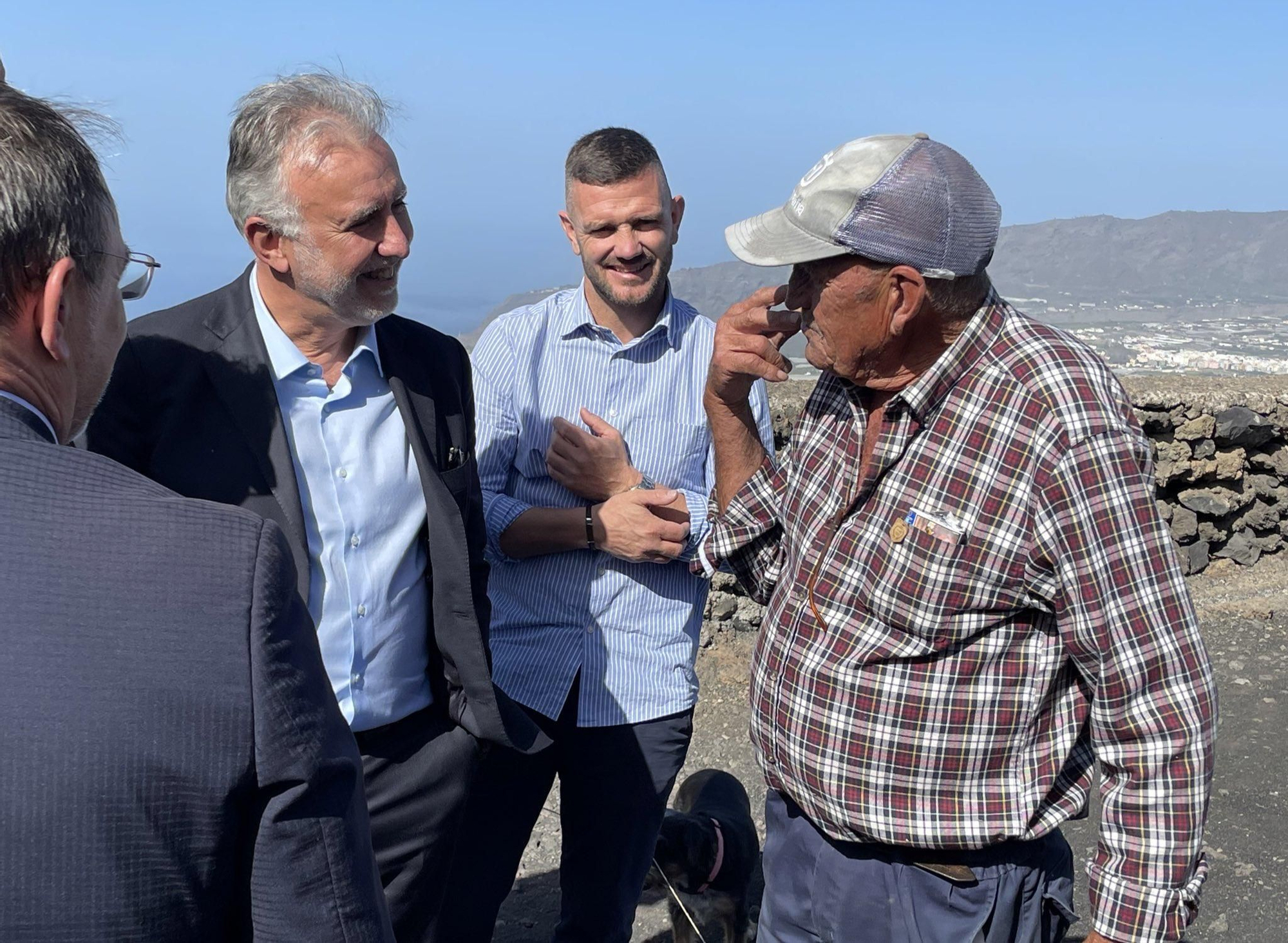 Ángel VÍctor Torres y Sergio Rodríguez conversan con vecinos de la zona afectada por la erupción.
