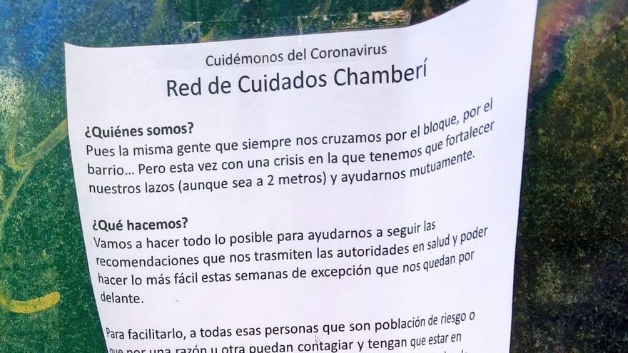 Cartel de la Red de Cuidados Chamberí, colocado en una calle del distrito | ÁNGEL ALDA