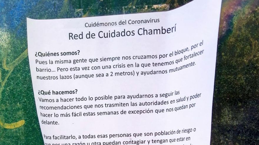 Cartel de la Red de Cuidados Chamberí, colocado en una calle del distrito | ÁNGEL ALDA