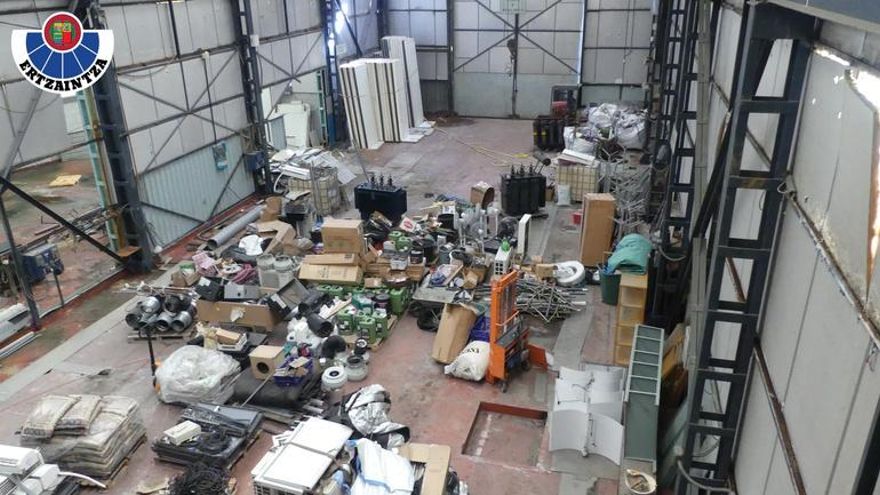 La Erztzaintza desmantela un pabellón en Álava con la mayor capacidad de producción de marihuana de Euskadi