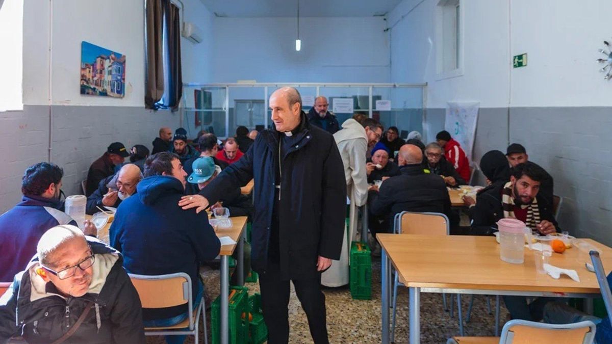El obispo de Córdoba durante una visita al comedor social de Prolibertas, en una imagen de archivo