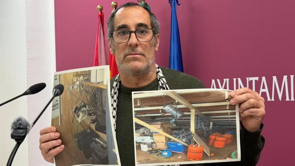 El portavoz de Hacemos Córdoba, Juan Hidalgo, muestra imágenes relativas al riesgo de incendios en Caballerizas Reales.