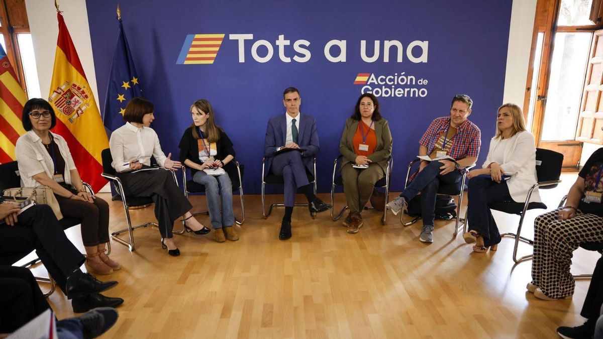 El presidente del Gobierno, Pedro Sánchez, con los representantes de las asociaciones de víctimas de la DANA. EFE / Biel Aliño