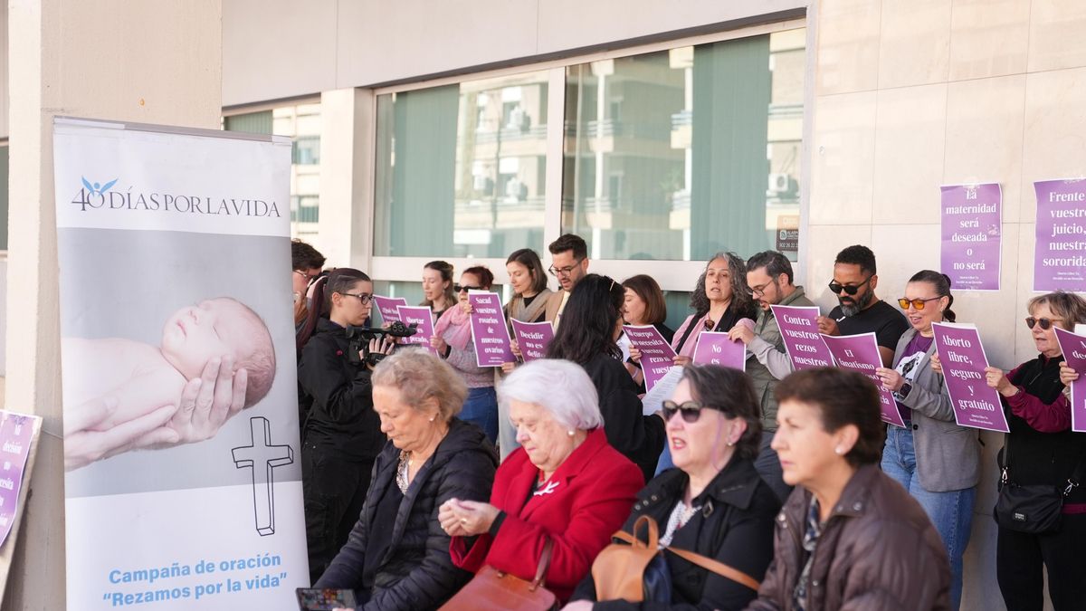 La Asamblea 8M Córdoba se concentra bajo el lema 'No es fe, es acoso'