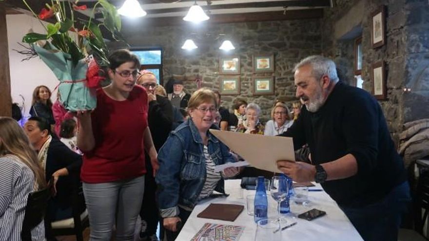 Entrega del diploma a la ganadora del jurado popular Pilar Llanos.