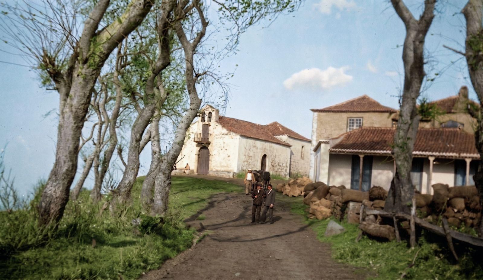 La Galga. Iglesia de San Bartolo. Archivo General de La Palma. Fotografía de Miguel Brito (1920), coloreada  por Abraham T. Díaz Abreu.