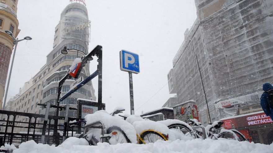 La Gran Via cubierta de nieve en Madrid, este sábado.  EFE/ Ballesteros