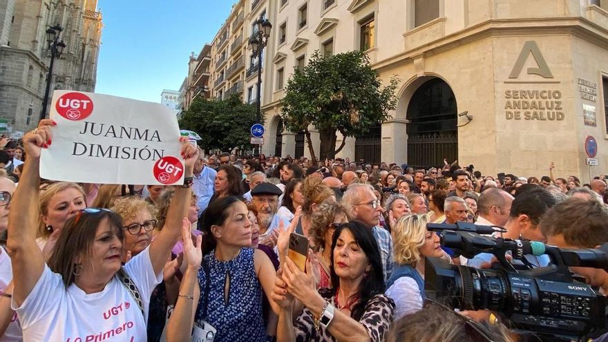 "¡Moreno, dimisión!": una manifestación masiva zarandea al Gobierno andaluz por el escándalo de los cribados de cáncer