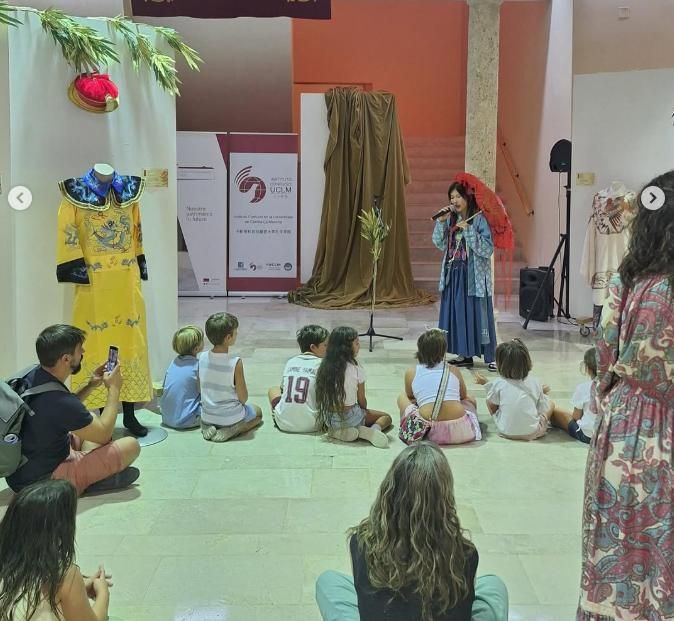 Exhibición de vestimenta tradicional china en el Instituto Confucio de la UCLM
