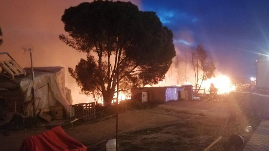 Controlado un gran incendio en un asentamiento de temporeros migrantes en Palos de la Frontera (Huelva)
