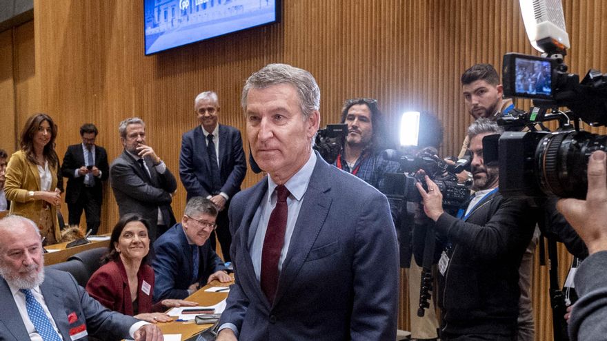 El líder del Partido Popular Alberto Núñez Feijóo a su llegada a unas jornadas sobre la Constitución en el Congreso.