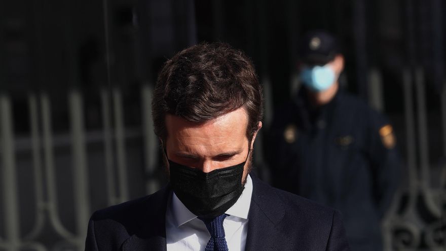 El presidente del Partido Popular, Pablo Casado. a su llegada a la firma contra la 'Ley Celaá', en la mesa instalada por el PP de Madrid en las inmediaciones del Congreso de los Diputados, en Madrid (España), a 19 de noviembre de 2020.