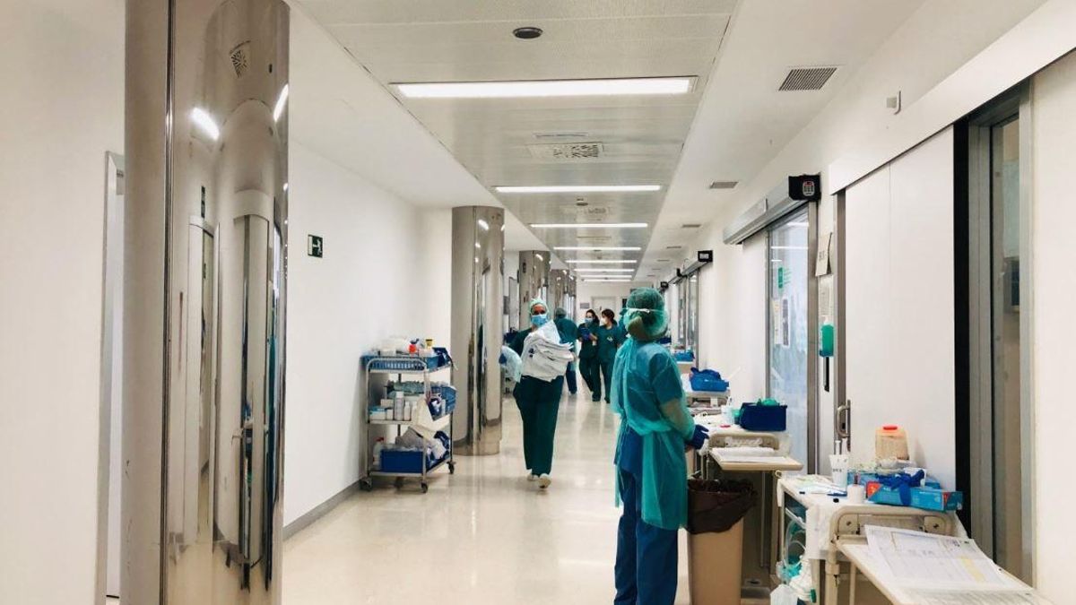Archivo - Profesionales sanitarios en el Hospital Clínico Virgen de la Victoria de Málaga (Foto de archivo).