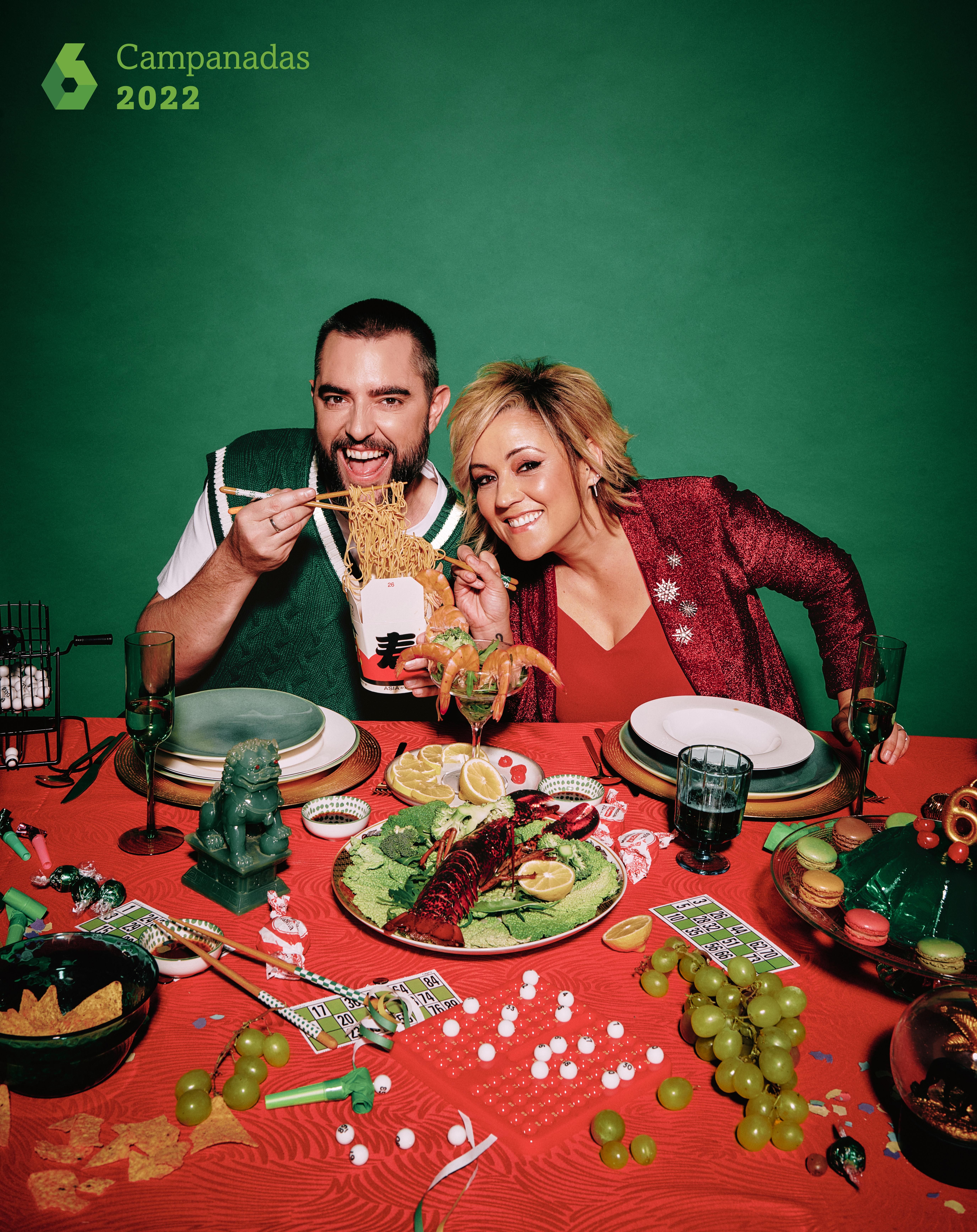 Pedroche y Chicote, y Cristina Pardo y Dani Mateo, posan como presentadores de 'Las Campanadas'