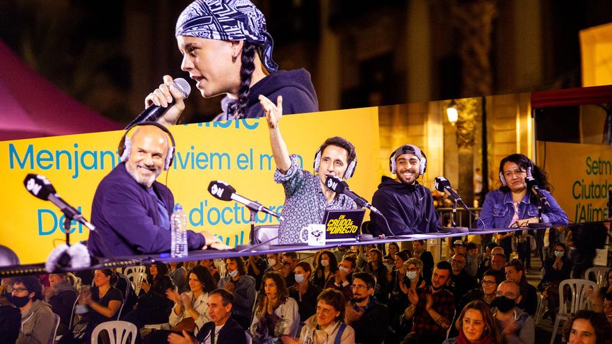 Fotos del programa en la Plaza Real con la rapera Anier y el proyecto Mescladís