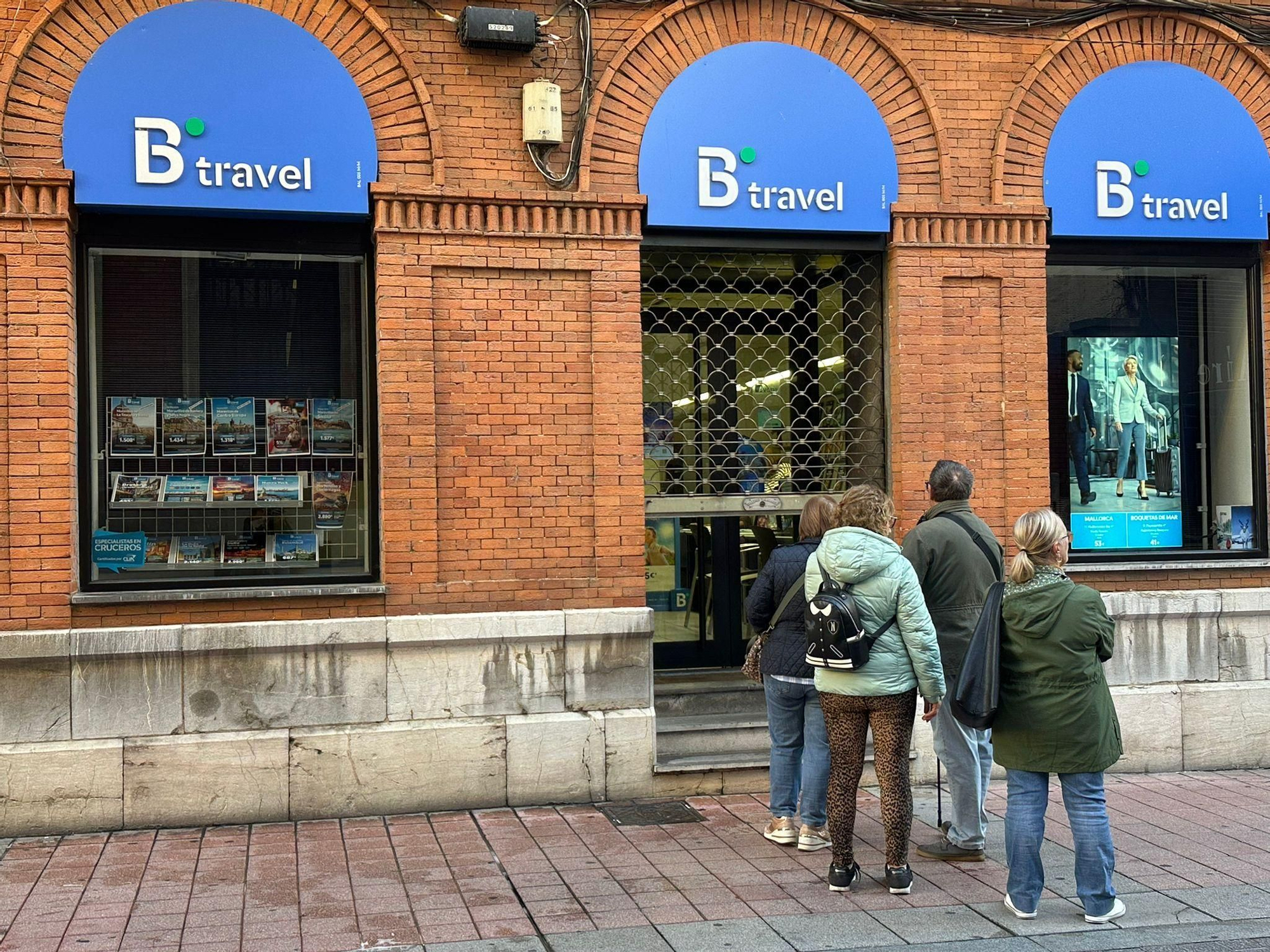 Cola para los viajes del Imserso antes de la apertura de una agencia en León.