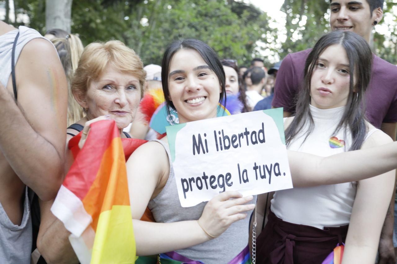 Asistentes al Orgullo 2019 sostienen una pancarta que reivindica la libertad / Marian Leon