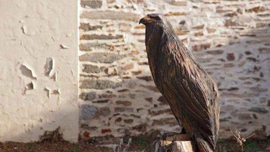 Peio García / ICAL Lorenzo Garrido, artesano tallador de madera con motosierras de diferentes tamaños