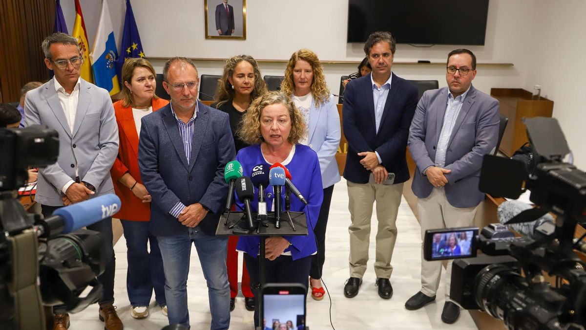 La presidenta de la Comisión de Discapacidad del Parlamento de Canarias, Ana Oramas, y el presidente del Cabildo de La Palma, Sergio Rodríguez, durante la visita que los miembros de este órgano  han realizado a La Palma como parte del recorrido de la Comisión por las islas no capitalinas con el objetivo de conoce la realidad que viven las personas con discapacidad y sus familias. EFE / Luis G Morera