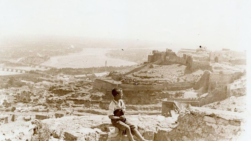 Una de les imatges de l'exposició amb el Castell de Sagunt de fons. (Inicis del segle XX).
