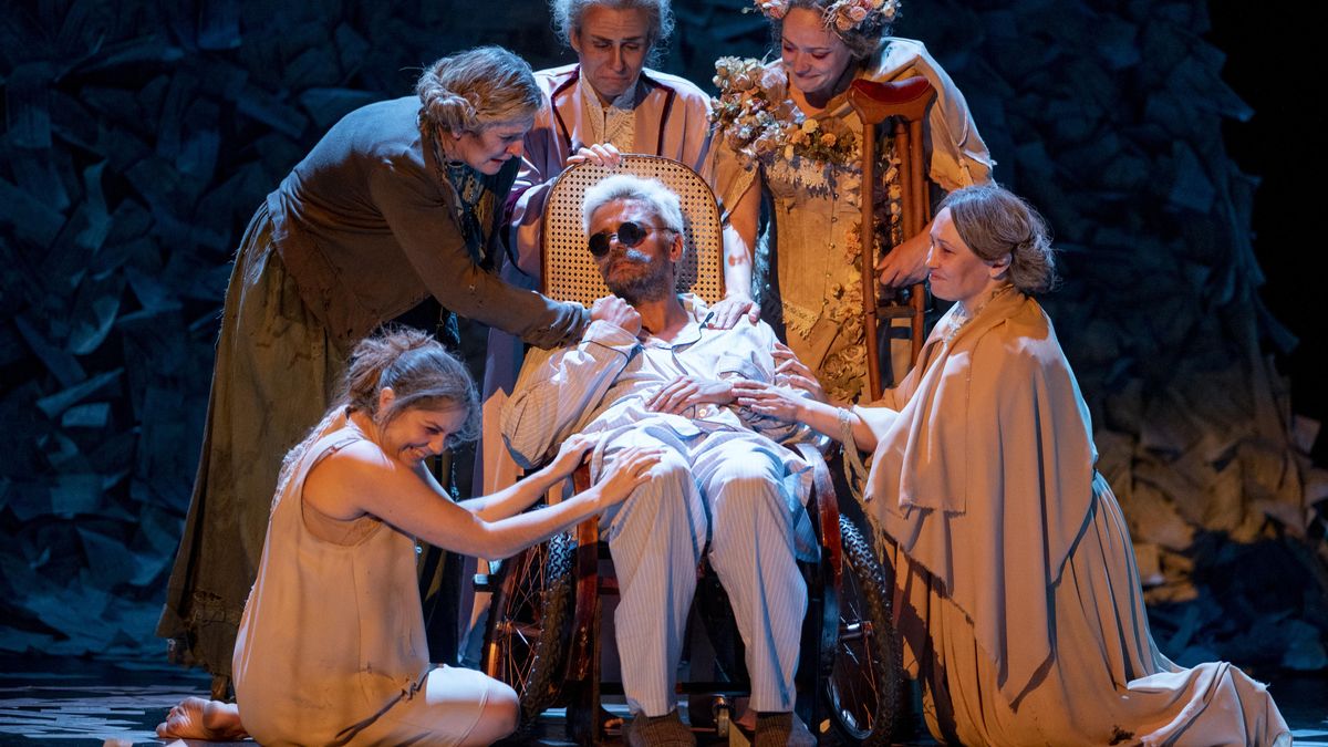 Un instante de la escena final de 'El último viaje de Galdós'