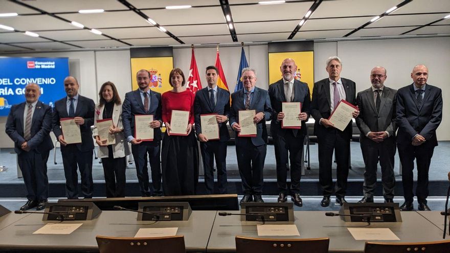 La ministra de Ciencia y Universidades, Diana Morant, y el consejero de Educación de la Comunidad de Madrid, Emilio Viciana, tras la firma del convenio.