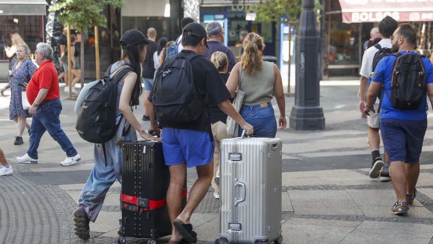 Las inspecciones a pisos turísticos ilegales no pueden con el tsunami de Airbnb en Madrid: solo cierran una de cada diez nuevas aperturas