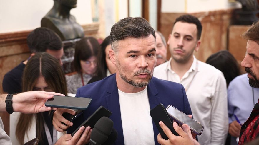 El portavoz de ERC en el Congreso, Gabriel Rufián, atiende a los medios a su llegada a una sesión plenaria en el Congreso de los Diputados, a 29 de septiembre de 2026, en Madrid (España).