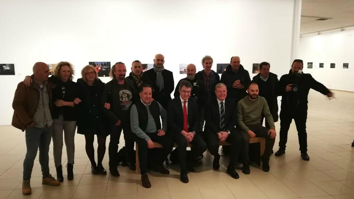 Mauricio Peña (quinto por la derecha de pie), con compañeros y autoridades en la inauguración de una exposición. 