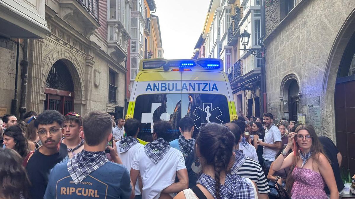 Una ambulancia en la calle de la Cuchillería