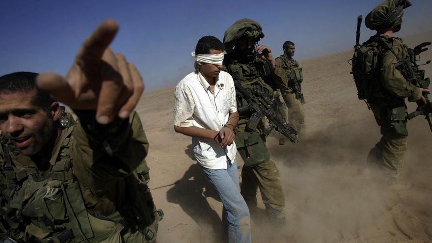 Israel ha convertido su sistema de prisiones en "campos de tortura" para palestinos, según la ONG israelí B'Tselem