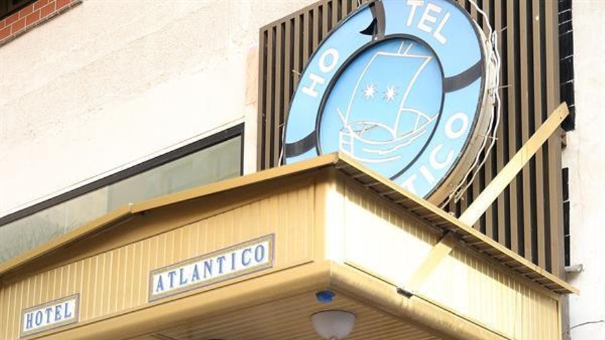 La fachada de uno de los hoteles que permanecen cerrados de la capital tinerfeña