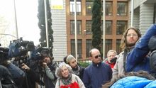 Varias afectadas se abrazan al conocer que se tratará a pacientes más leves /eldiario.es