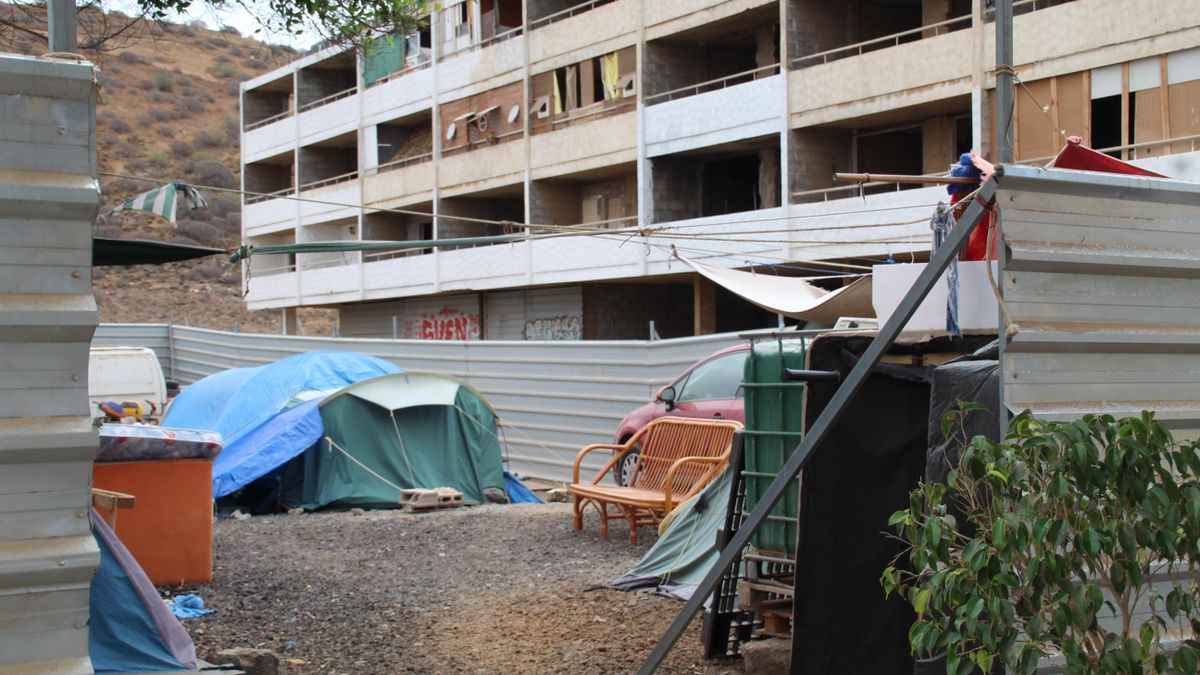 Aunque en menor número que hace meses, aún hay gente viviendo en la acampada anexa al inmueble objeto del mayor desalojo masivo de Tenerife.