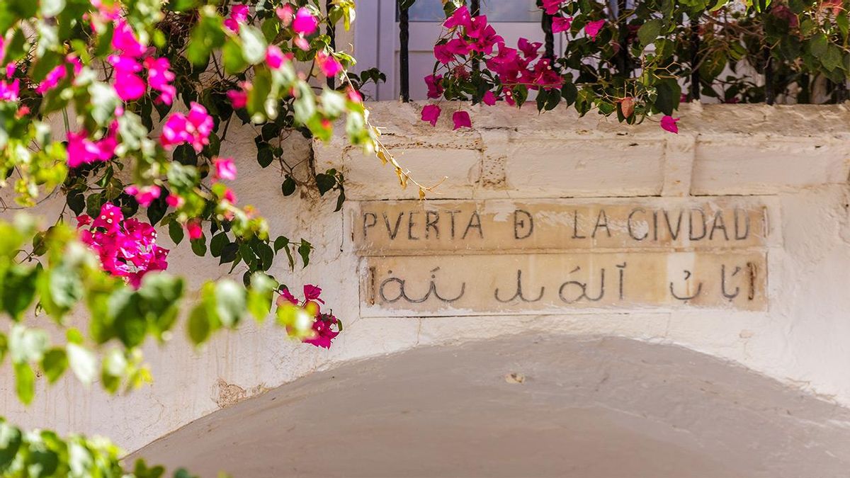 La puerta actual se construyó sobre la puerta árabe