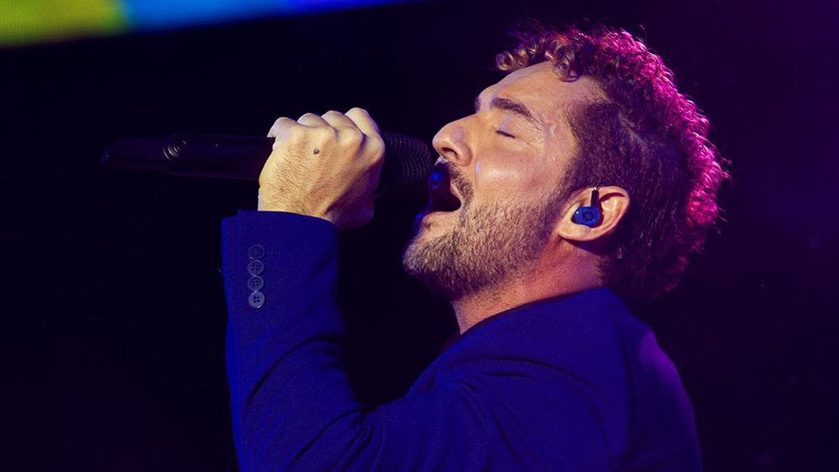 Bisbal sube al escenario a un excompañero de 'OT 1': 'No tiene precio, gracias'