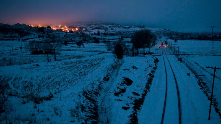 Mientras los políticos sueñan con más líneas de alta velocidad y más autovías, sabedores de que cualquier vía rápida solo sirve, como mucho, para poblar sus cabeceras y vaciar las tierras que recorre, los medios de comunicación tradicionales, aquellos trenes o autobuses que iban parando en cada pueblo, van languideciendo o directamente se clausuran, siempre con la excusa de que "no son rentables".